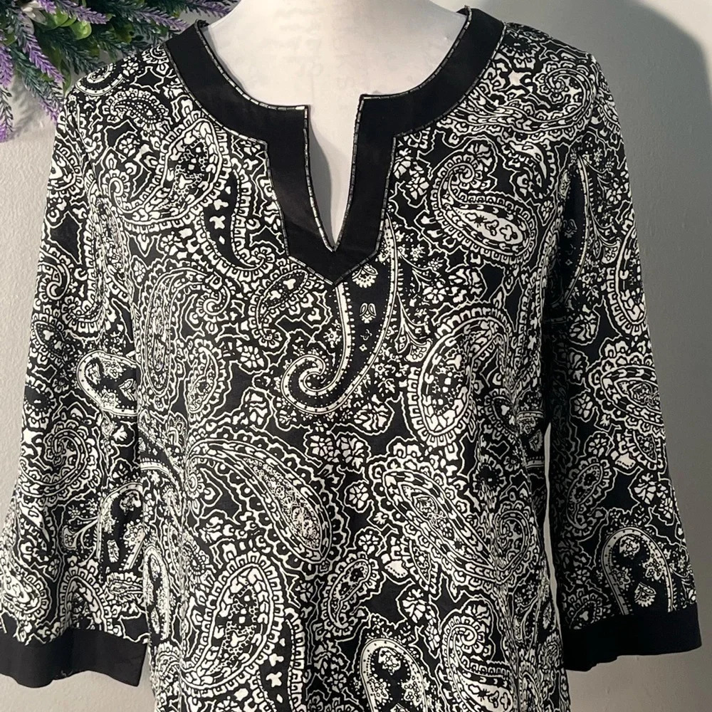 Emma James M, tunic top with rounded collar in a black contrast color & jeweled